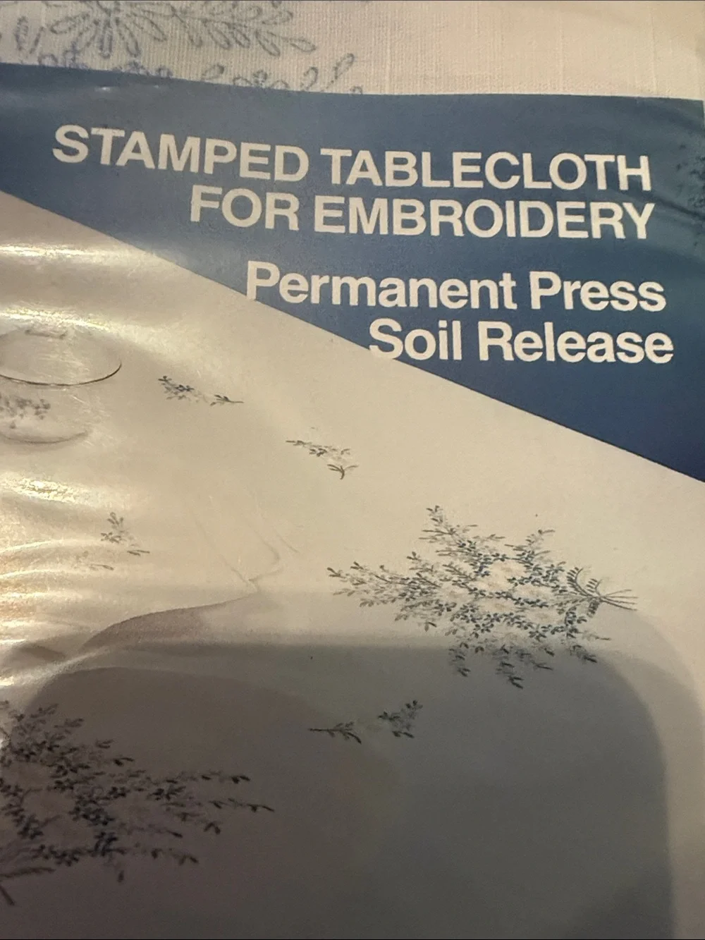Tobin White Tablecloth w Blue Forget-Me-Not Floral Print 2700/32 Oval 58 x 90